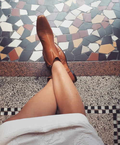 Short booties in cognac