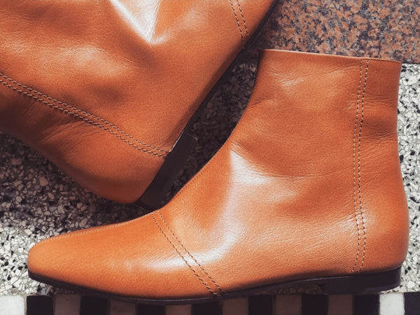 Short booties in cognac