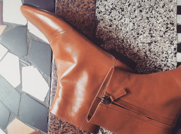 Short booties in cognac