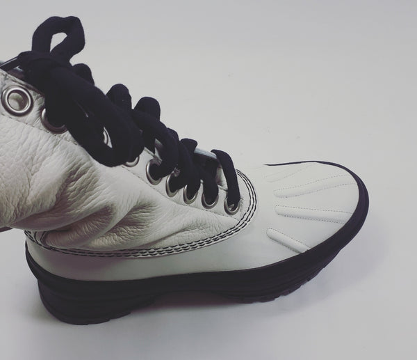 Lace- ups in off-white with wool inside