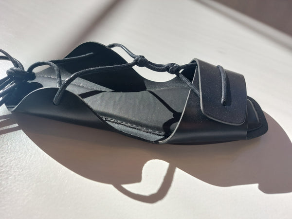 Flat sandals with laces in black