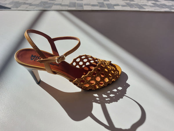 Peeptoe sandal with open weaving in cognac