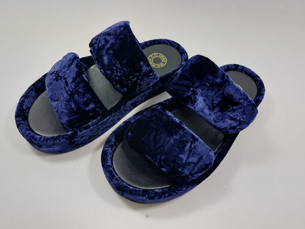 Sandal with fussbed in blue velvet