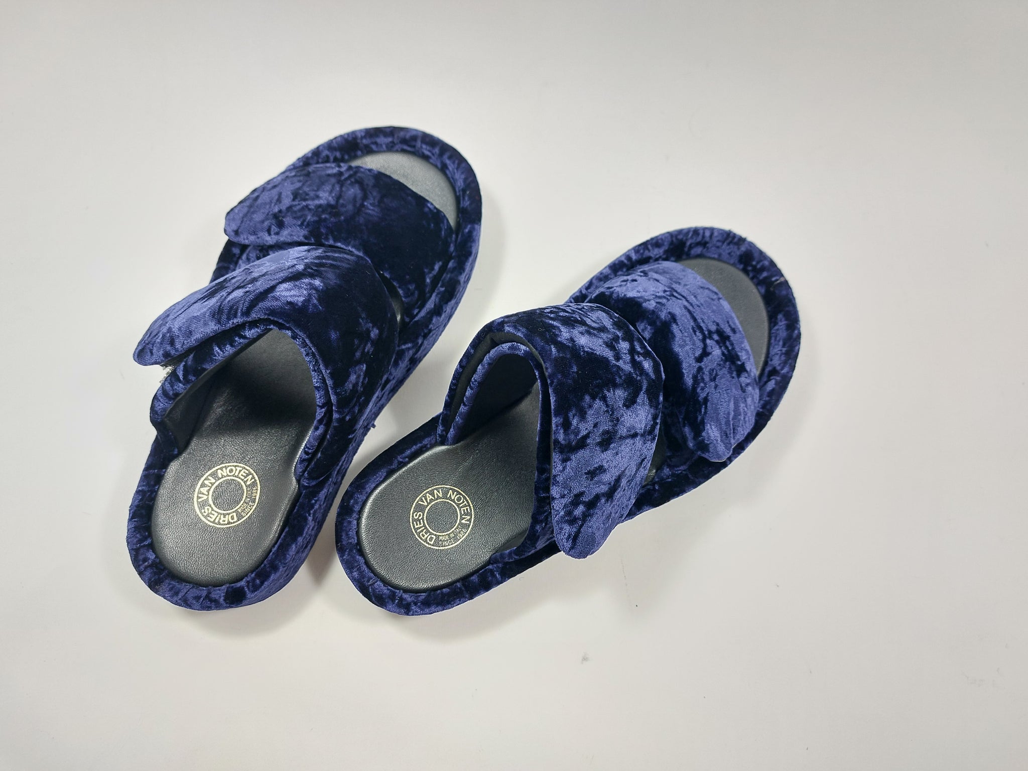 Sandal with fussbed in blue velvet