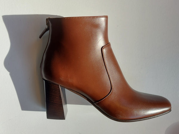 Ankle boots with zipper in the back