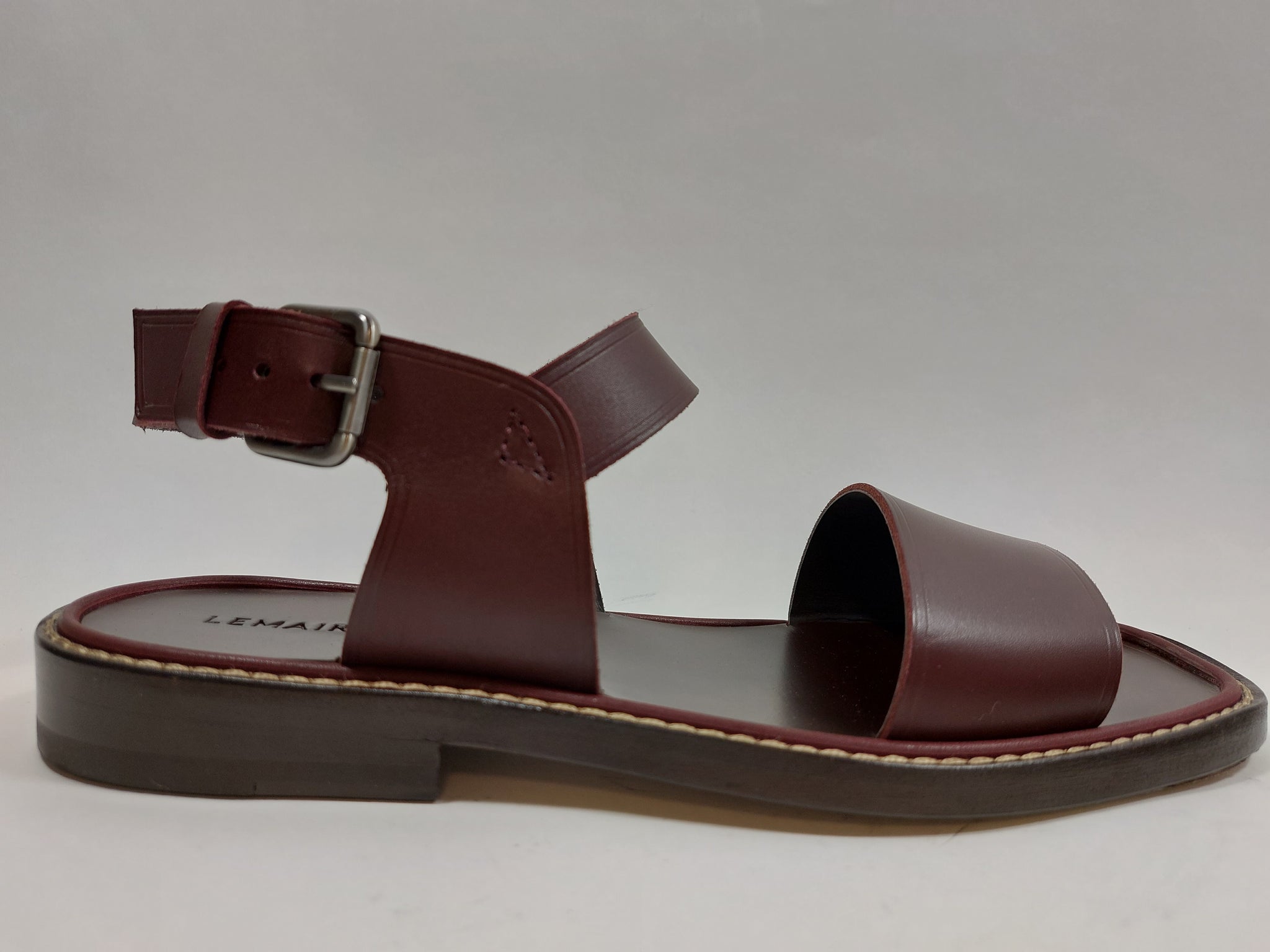 Sandals in red wine