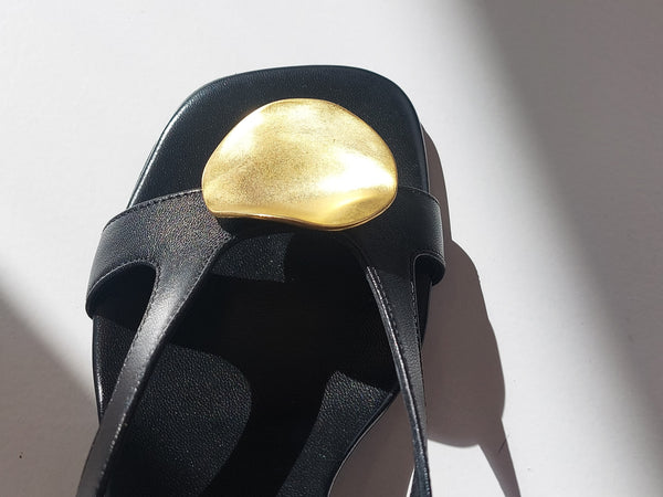Sandal on mid heel w bronze broche