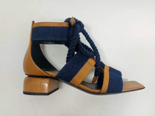 Sandal on low heel with ribbons.