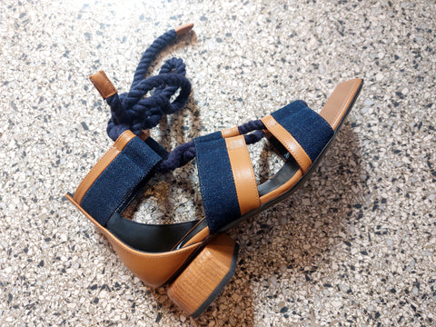 Sandal on low heel with ribbons.