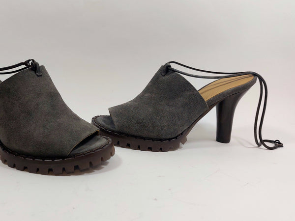 Mule with chain in grey