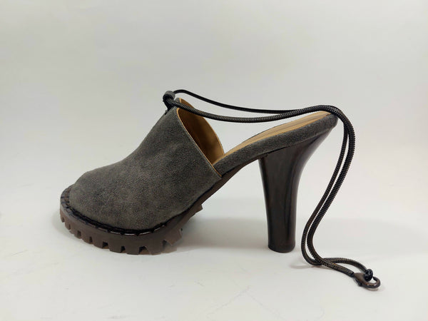 Mule with chain in grey