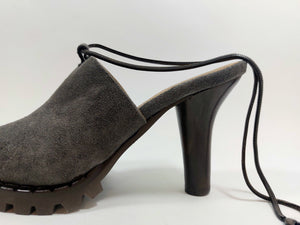 Mule with chain in grey