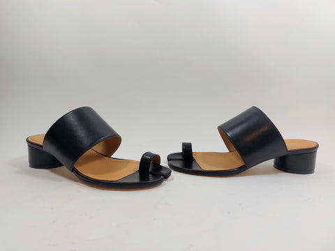 Sandal on low heel w memory tabi shape in black