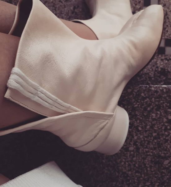 Tabi ankle boots on low heel in cream