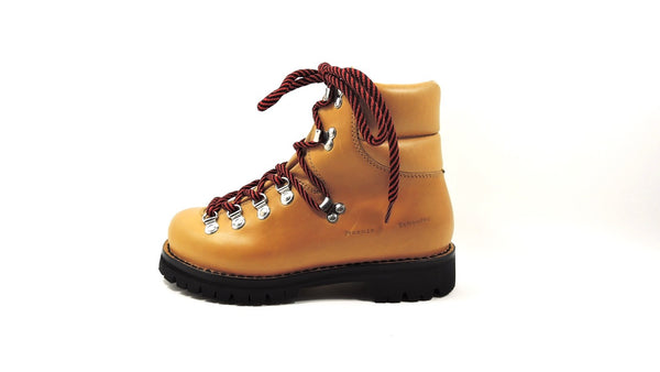 Mountain boots in color tan