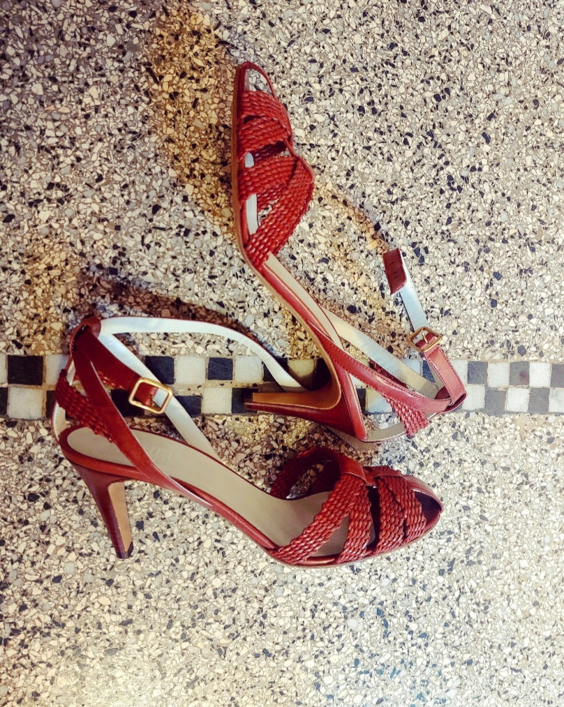 Heeled sandal in deep red
