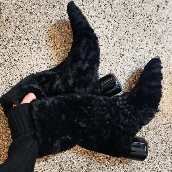 Shearling boot in black