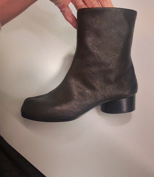 Tabi low heel boots in grainy black