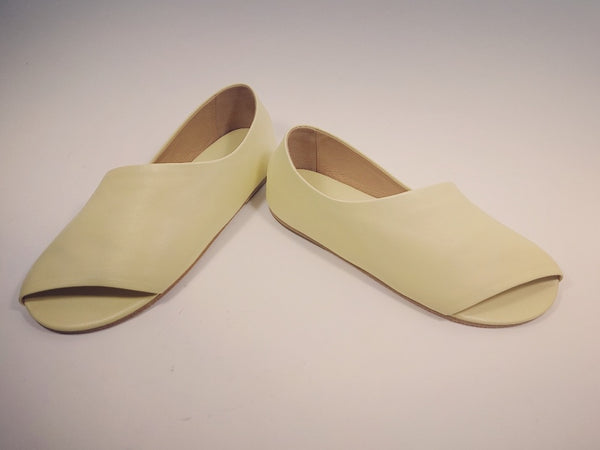 Flats with asymetrical opening in delicate yellow