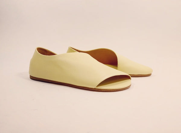 Flats with asymetrical opening in delicate yellow