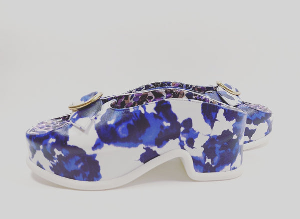 Platform sandal with blue leather prints