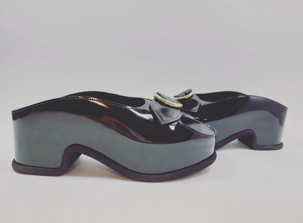Platform sandal in soft shiny black