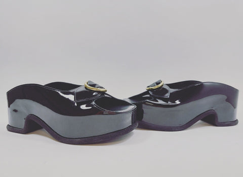 Platform sandal in soft shiny black
