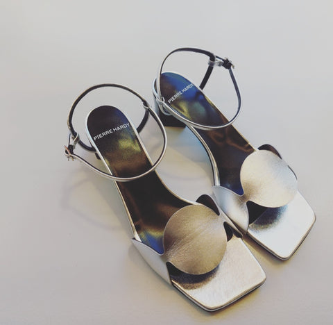 Sandal on low heel in silver